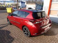 Gebraucht Toyota Auris Hybrid Team 136 PS (100 kW) 2017 Rot Limousine
