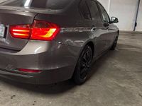 Gebraucht BMW 320 184 PS (135 kW) 2013 Braun Limousine