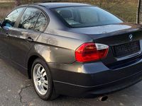 Gebraucht BMW 318 129 PS (94 kW) 2007 Grau Limousine