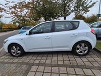 Gebraucht Kia Ceed Spirit 125 PS (91 kW) 2012 Weiß Kleinwagen