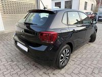 Gebraucht VW Polo Active 95 PS (69 kW) 2021 Deep black perleffekt Kleinwagen