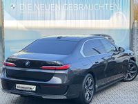 Gebraucht BMW 750e Comfort Edition 489 PS (359 kW) 2024 Sophistograu brillanteffekt me Limousine
