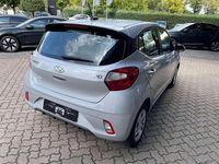 Gebraucht Hyundai i10 Select 67 PS (49 kW) 2021 Sleek silver Kleinwagen