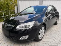 Używany Opel Astra 140 KM (102 kW) 2011 Czarny Hatchback