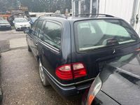 Gebraucht Mercedes E240 170 PS (125 kW) 1998 Blau Limousine