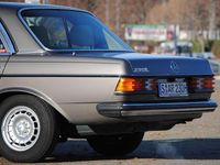 Gebraucht Mercedes E230 136 PS (100 kW) 1982 Grau Limousine