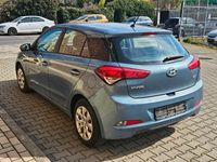 Gebraucht Hyundai i20 Style 75 PS (55 kW) 2015 Blau Kleinwagen