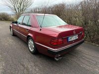 Używany Mercedes E500 326 KM (239 kW) 1991 Czerwony Sedan/Limuzyna