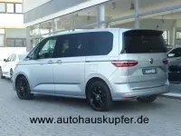 Gebraucht VW Multivan Style 150 PS (110 kW) 2024 Silber Van / Kleinbus