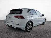 Używany VW Golf VIII Active 150 KM (110 kW) 2022 Biały Sedan/Limuzyna