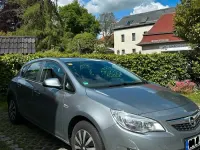 Gebraucht Opel Astra 101 PS (74 kW) 2012 Grau Limousine