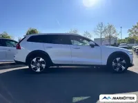 Gebraucht Volvo V60 CC Plus 197 PS (144 kW) 2022 Weiss Kombi