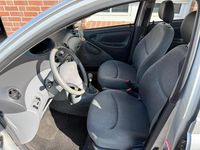 Gebraucht Toyota Yaris 68 PS (50 kW) 2001 Silber Kleinwagen