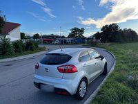 Gebraucht Kia Rio Edition 7 109 PS (80 kW) 2013 Silber Limousine