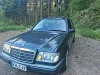 Używany Mercedes E220 150 KM (110 kW) 1993 Czarny Kombi