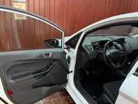 Gebraucht Ford Fiesta 95 PS (69 kW) 2016 Weiß Limousine