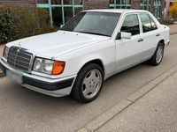Używany Mercedes E220 150 KM (110 kW) 1993 Biały Sedan/Limuzyna