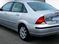 Usado Ford Focus 110 CV (80 kW) 2005 Plateado Berlina