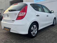 Gebraucht Hyundai i30 Classic 90 PS (66 kW) 2012 Weiß Limousine