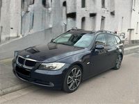 Gebraucht BMW 320 163 PS (119 kW) 2007 Blau Kombi