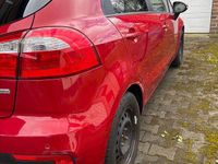 Gebraucht Kia Rio DREAM-TEAM Edition 75 PS (55 kW) 2015 Rot Limousine
