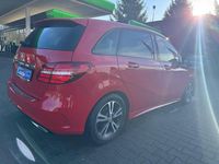 Gebraucht Mercedes B180 AMG line 122 PS (89 kW) 2015 Rot Van / Kleinbus
