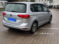 Gebraucht VW Touran Trendline 116 PS (85 kW) 2016 Silber Van / Kleinbus