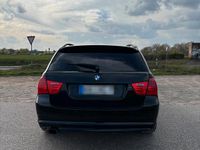 Gebraucht BMW 320 177 PS (130 kW) 2008 Schwarz Kombi