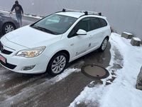 Gebraucht Opel Astra Selection 136 PS (100 kW) 2014 Schneeweiss/summitwhite/arctic Kombi