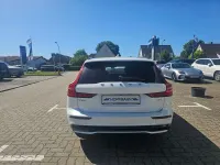 Gebraucht Volvo V60 Plus 197 PS (144 kW) 2024 Crystal white pearl / metallic Kombi