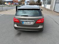 Gebraucht Mercedes B180 147 PS (108 kW) 2012 Braun Van / Kleinbus