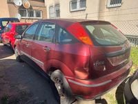 Second-hand Ford Focus Ambiente 101 CP (74 kW) 2000 Roșu Berlinǎ