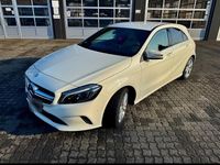 Gebraucht Mercedes A180 122 PS (89 kW) 2016 Weiß Limousine