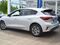 Neu Ford Focus Titanium 125 PS (91 kW) 2025 Moondust silver Limousine