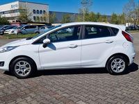 Gebraucht Ford Fiesta 101 PS (74 kW) 2017 Weiß Kleinwagen