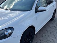 Gebraucht VW Golf VI 105 PS (77 kW) 2010 Weiß Kleinwagen