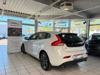 Gebraucht Volvo V40 Momentum 190 PS (139 kW) 2017 Weiß Limousine