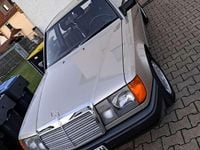 Gebraucht Mercedes E230 132 PS (97 kW) 1986 Bronze Limousine