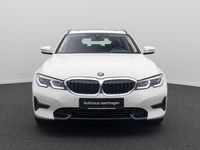 Gebraucht BMW 330 Sport Line 286 PS (210 kW) 2022 Alpinweiã uni300 Kombi