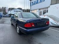 Gebraucht Mercedes E200 136 PS (100 kW) 1997 Blau Limousine