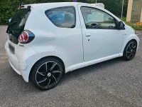 Gebraucht Toyota Aygo 68 PS (50 kW) 2011 Weiß Kleinwagen