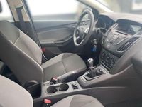 Gebraucht Ford Focus Ambiente 101 PS (74 kW) 2014 Frozen white Limousine