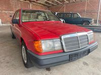 Gebraucht Mercedes 200 72 PS (52 kW) 1988 Rot Limousine