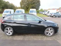 Gebraucht Peugeot 308 Allure 131 PS (96 kW) 2018 Schwarz Limousine