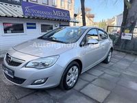 Używany Opel Astra Design Edition 87 KM (63 kW) 2012 Srebrny Sedan/Limuzyna