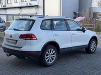Gebraucht VW Touareg 239 PS (175 kW) 2011 Campanellaweiss SUV