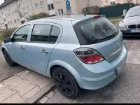 Używany Opel Astra 90 KM (66 kW) 2009 Niebieski Sedan/Limuzyna