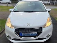 Gebraucht Peugeot 208 Active 95 PS (69 kW) 2012 Weiß Kleinwagen