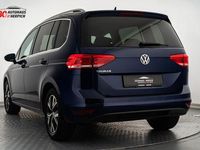 Gebraucht VW Touran Highline 150 PS (110 kW) 2020 Atlantik blue metallic Van / Kleinbus
