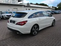 Gebraucht Mercedes CLA220 Shooting Brake 177 PS (130 kW) 2018 Calcitweiss/zirrusweiss Kombi